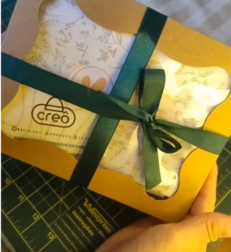 Ecobag personalizada Creô dentro de uma caixa de presente